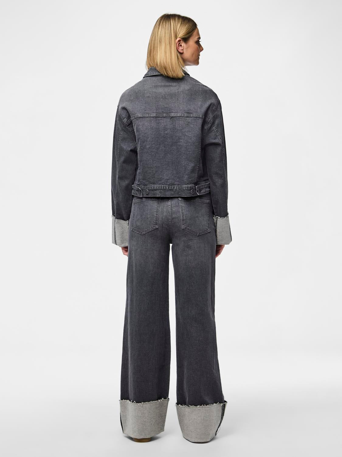 model_shot-back