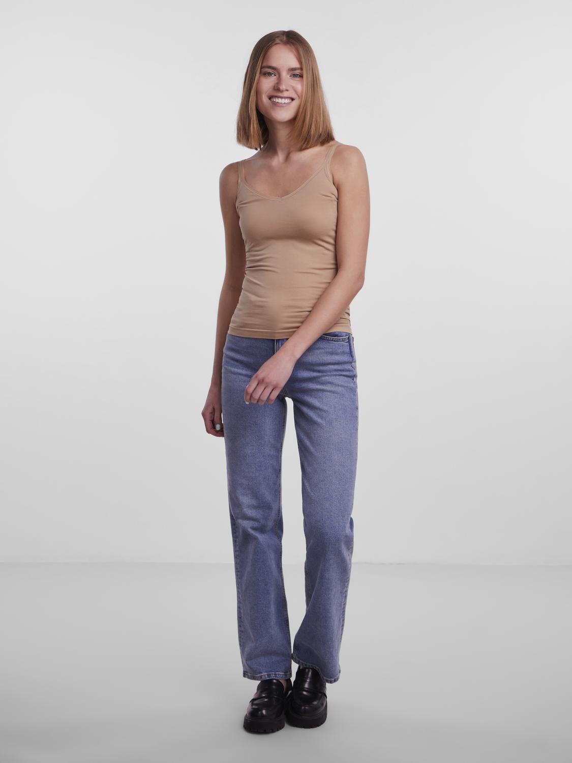 model_shot-front_full
