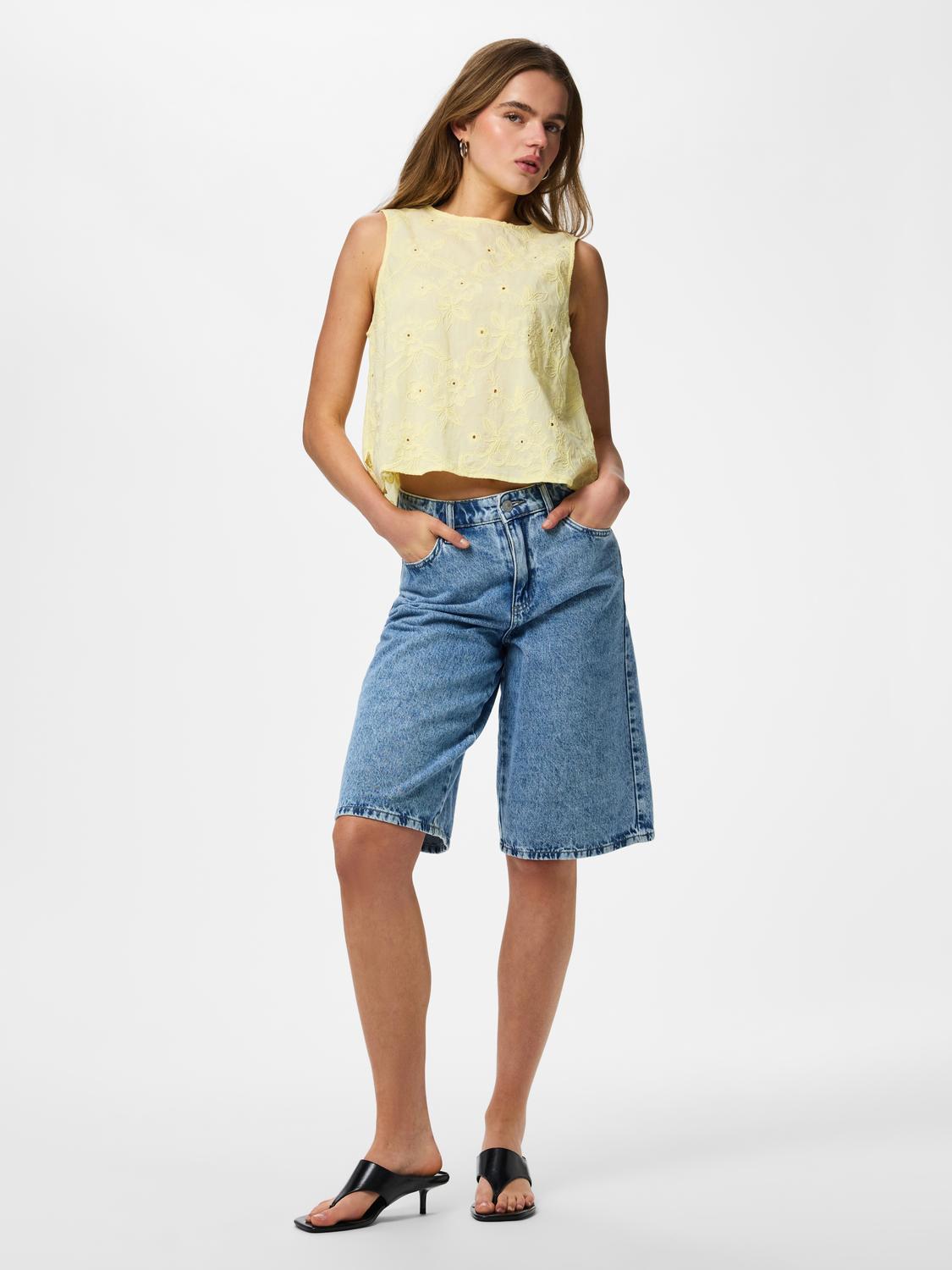 model_shot-front_full