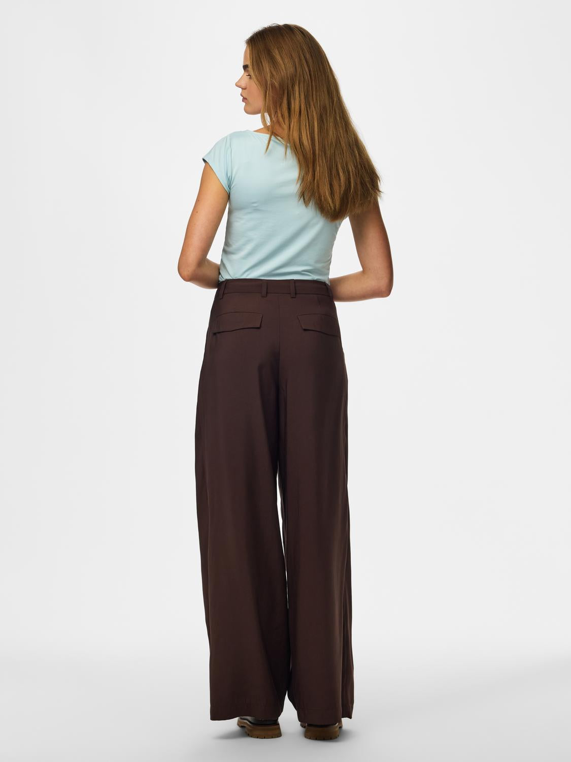 model_shot-back