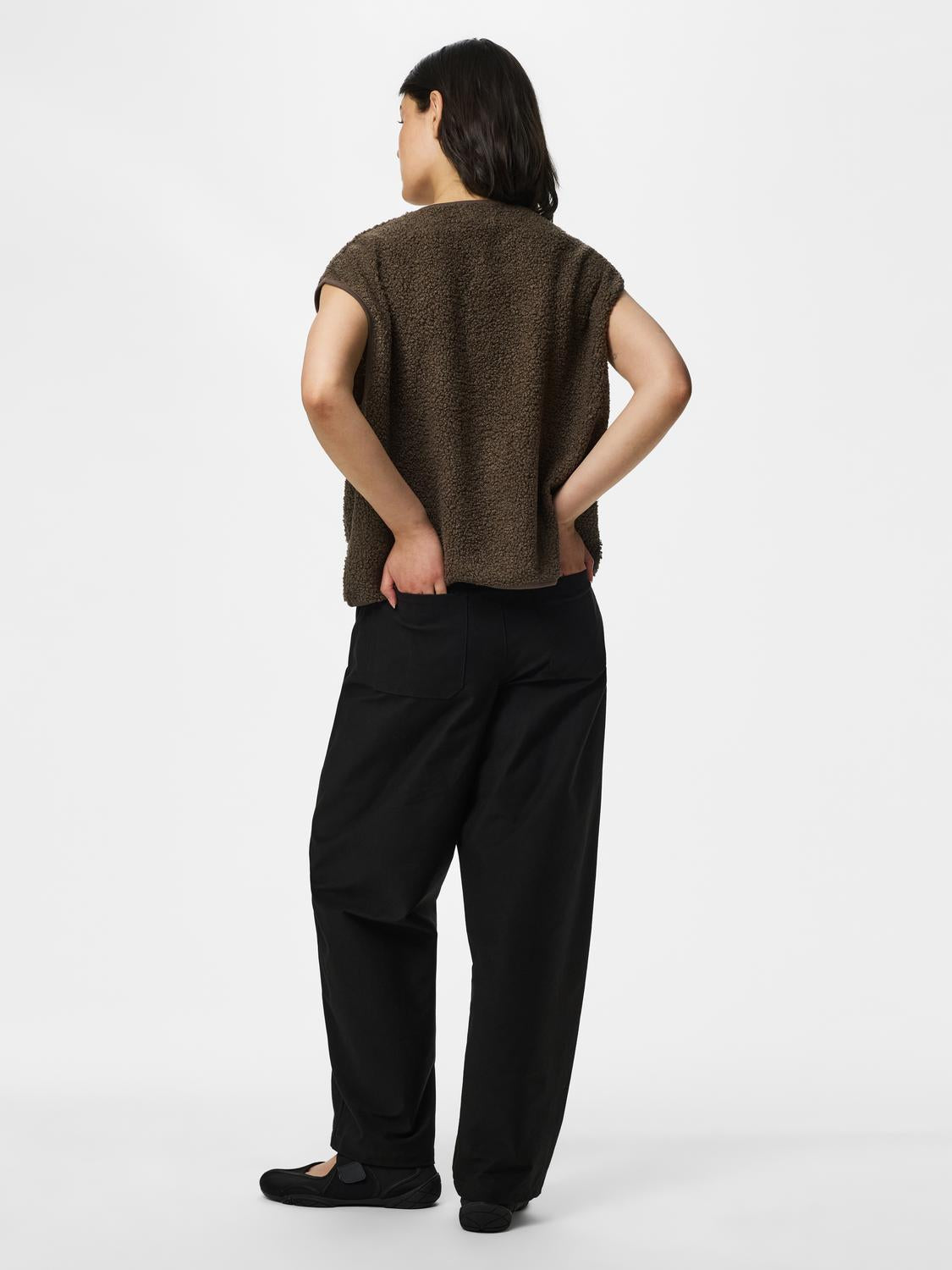 model_shot-back