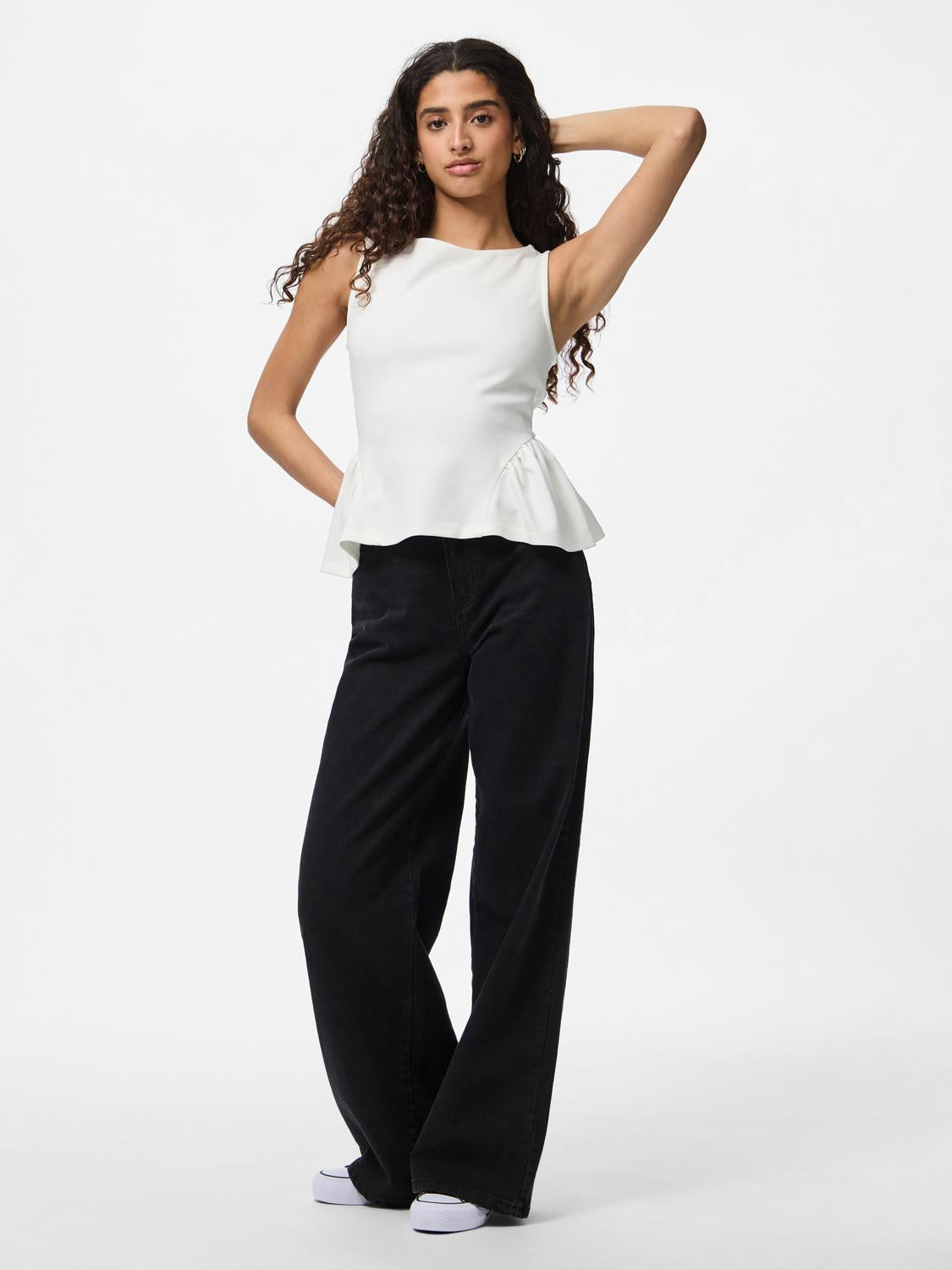 model_shot-front_full