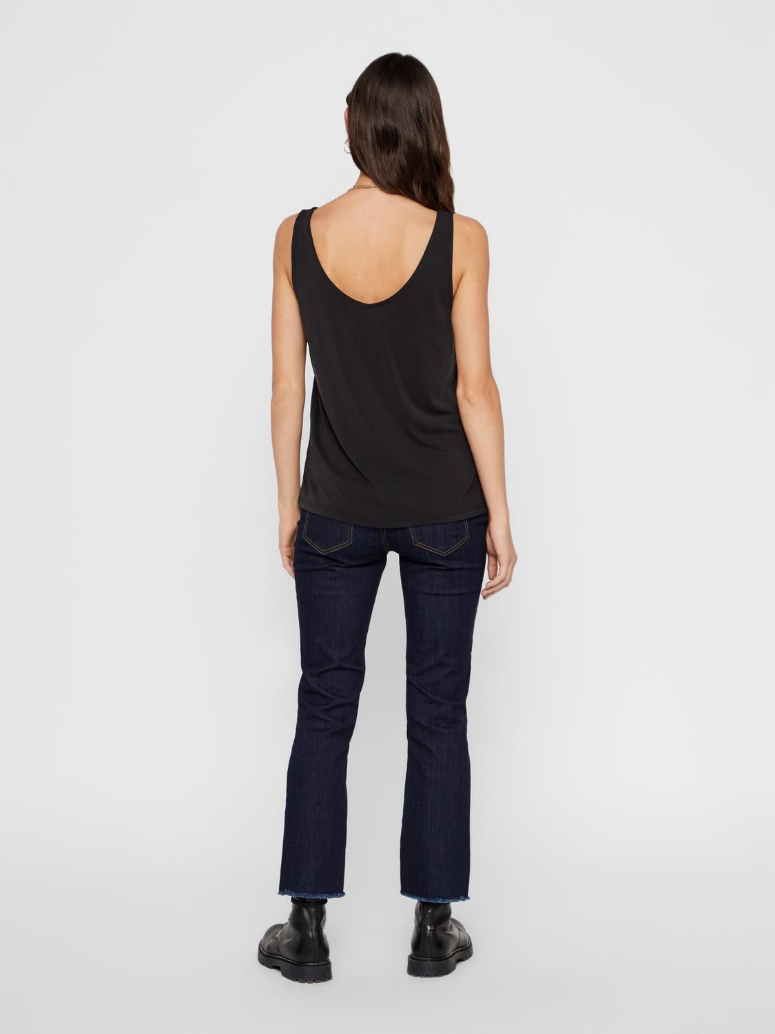 model_shot-back