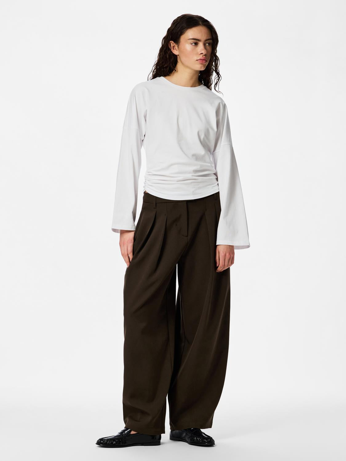 model_shot-front_full