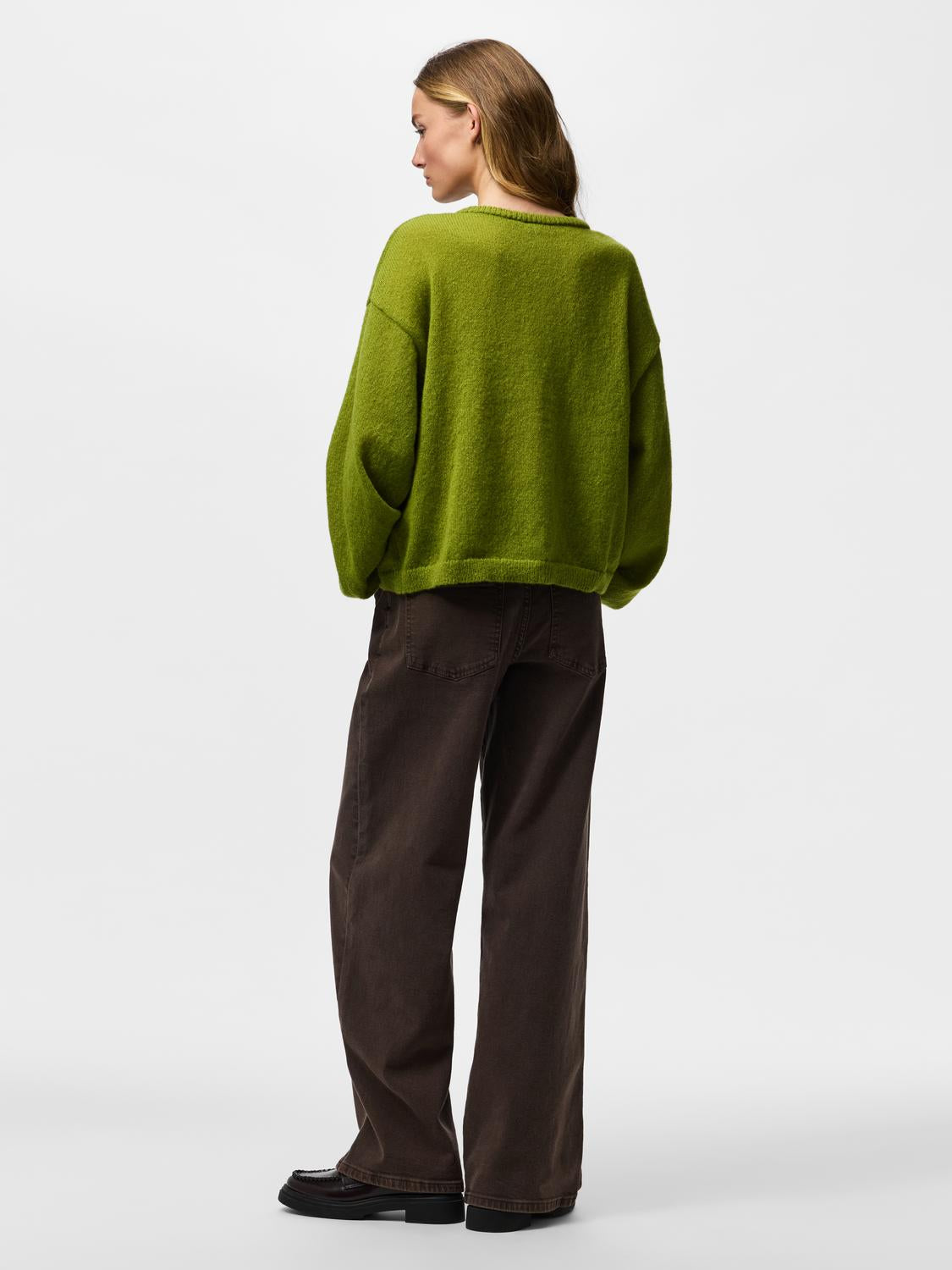 model_shot-back