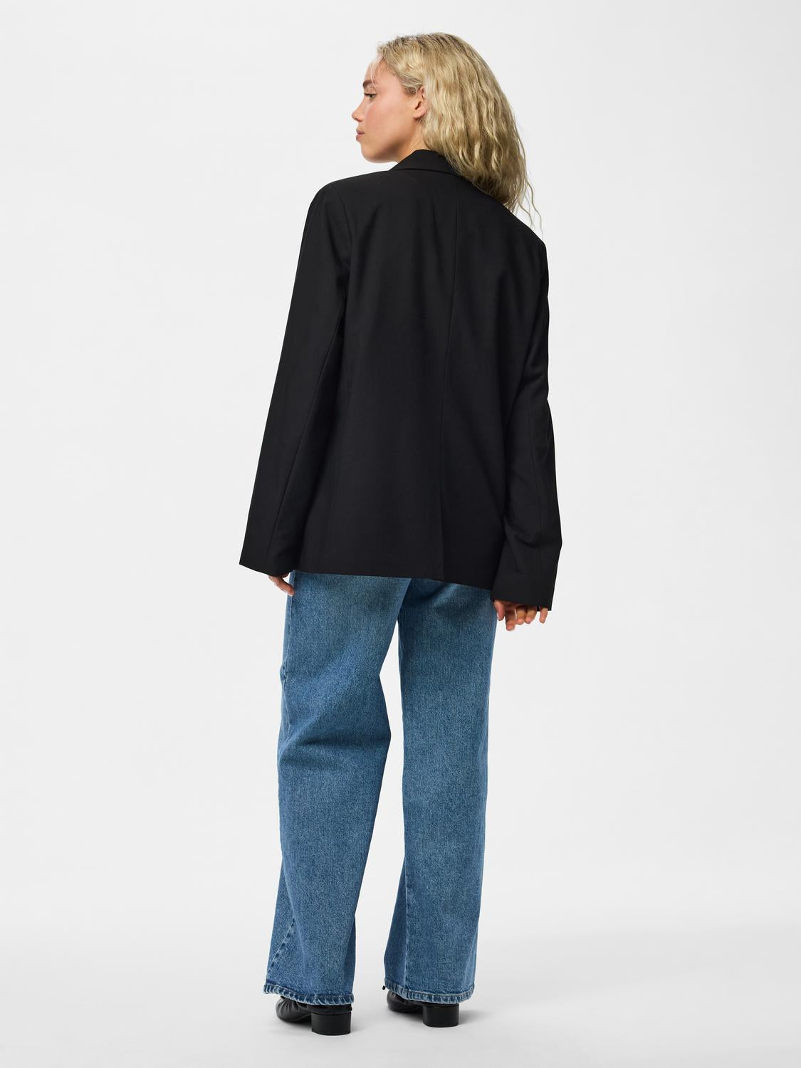 model_shot-back