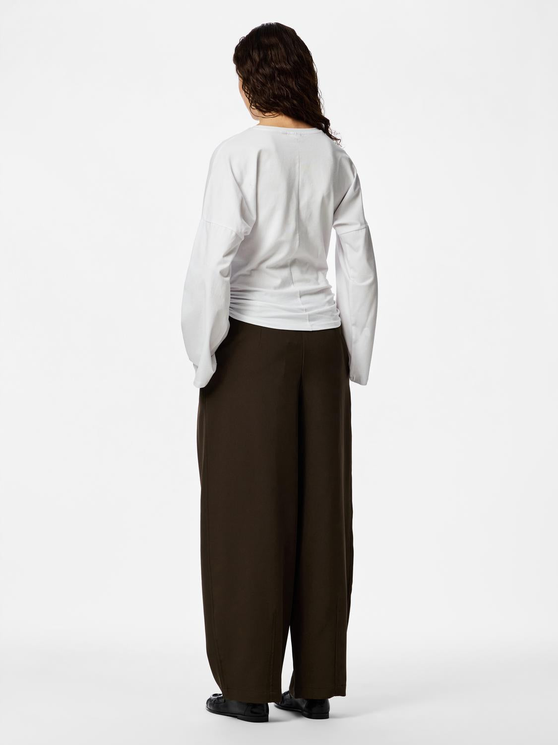 model_shot-back