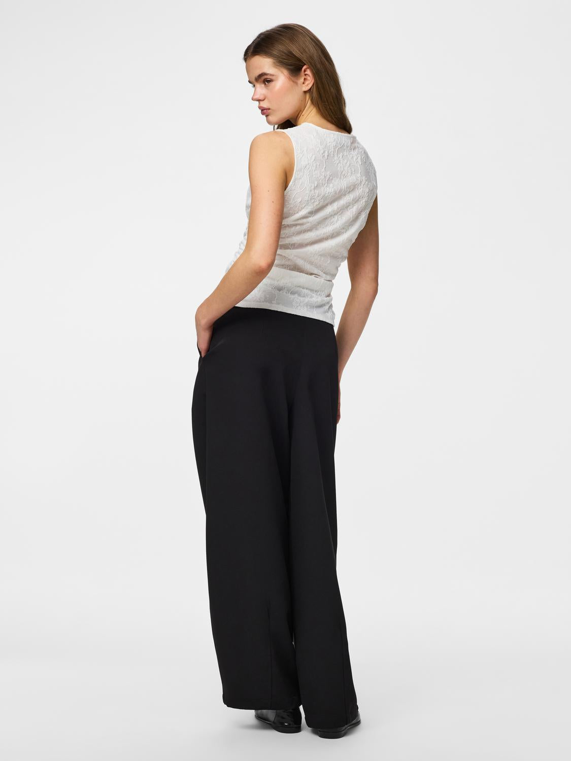 model_shot-back