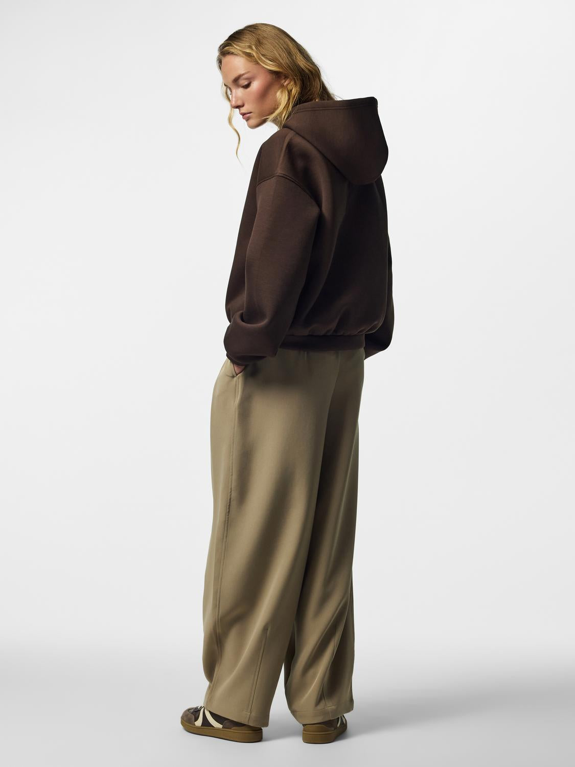 model_shot-back