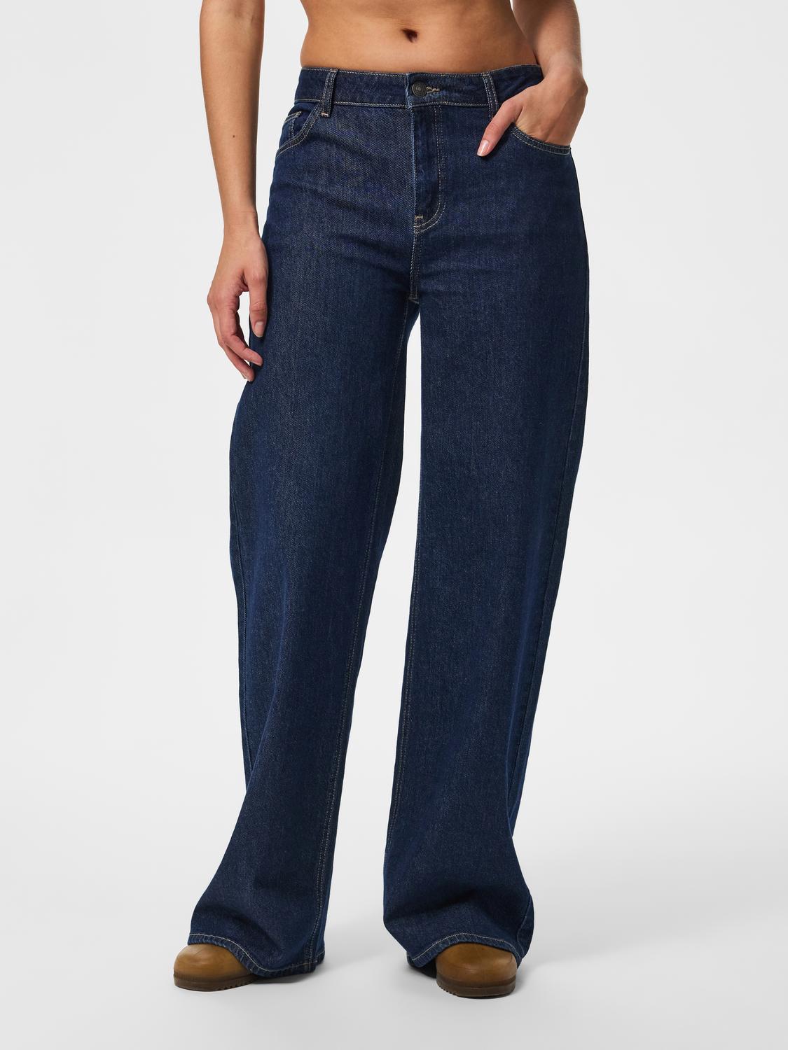 model_shot-creative