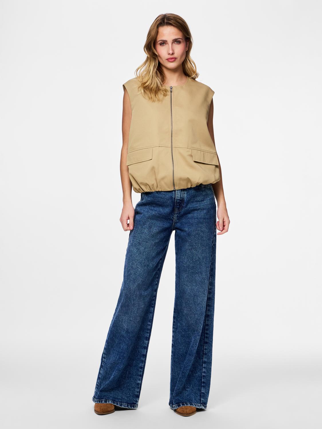 model_shot-front_full