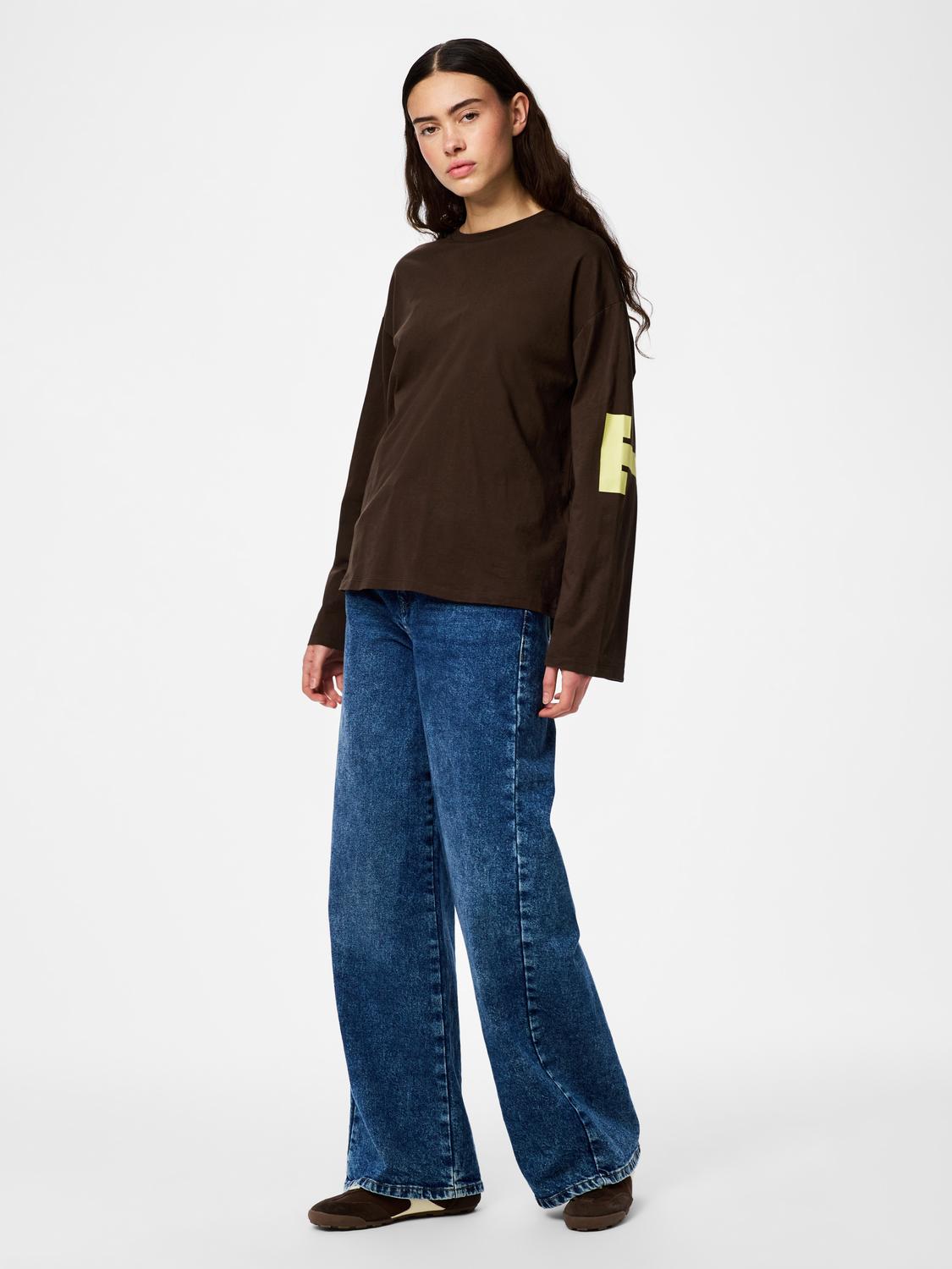 model_shot-front_full