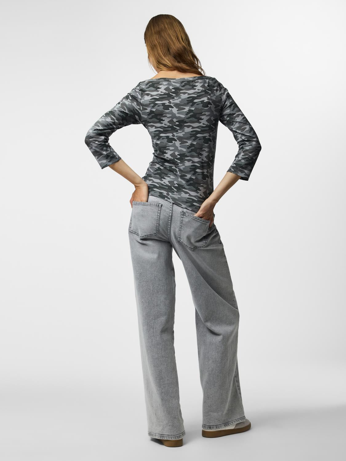 model_shot-back