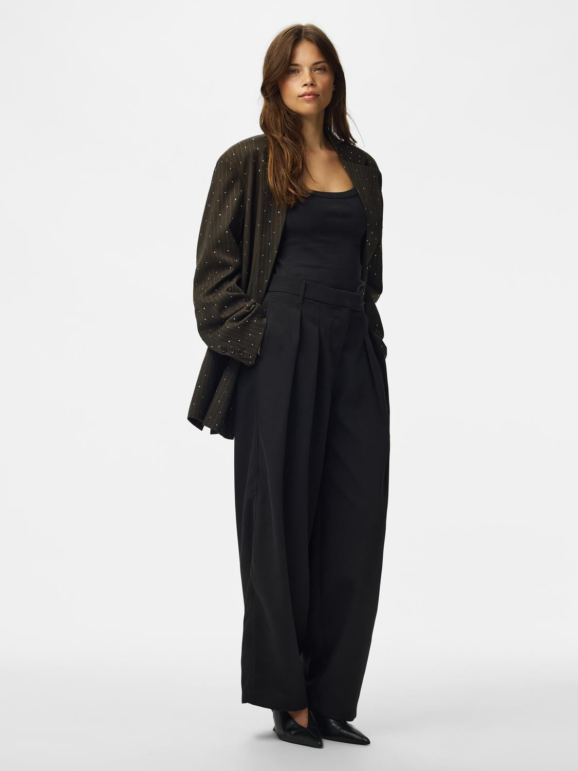 model_shot-front_full